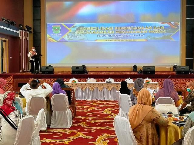 Bupati Pesisir Selatan diwakili Asisten II Bidang Ekonomi dan Pembangunan Setdakab, Mimi Riarty Zainul, membuka secara resmi acara Konsolidasi Perencanaan dan Pelaksanaan Penanaman Modal 